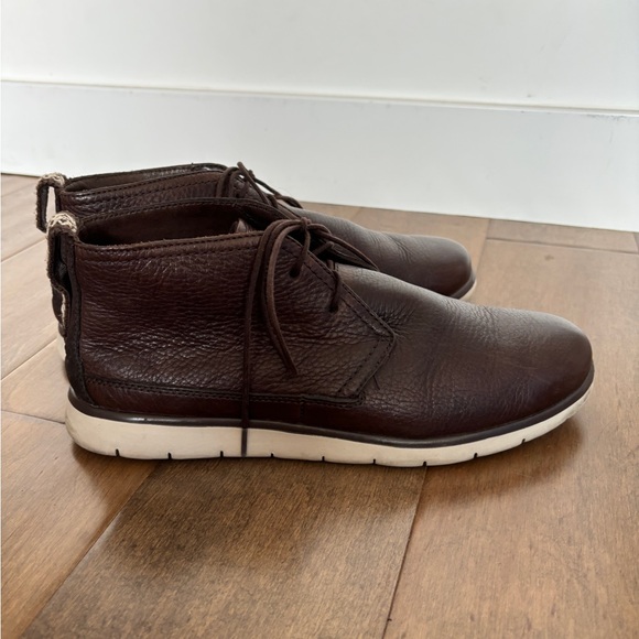 UGGS - Picture 4 of 9